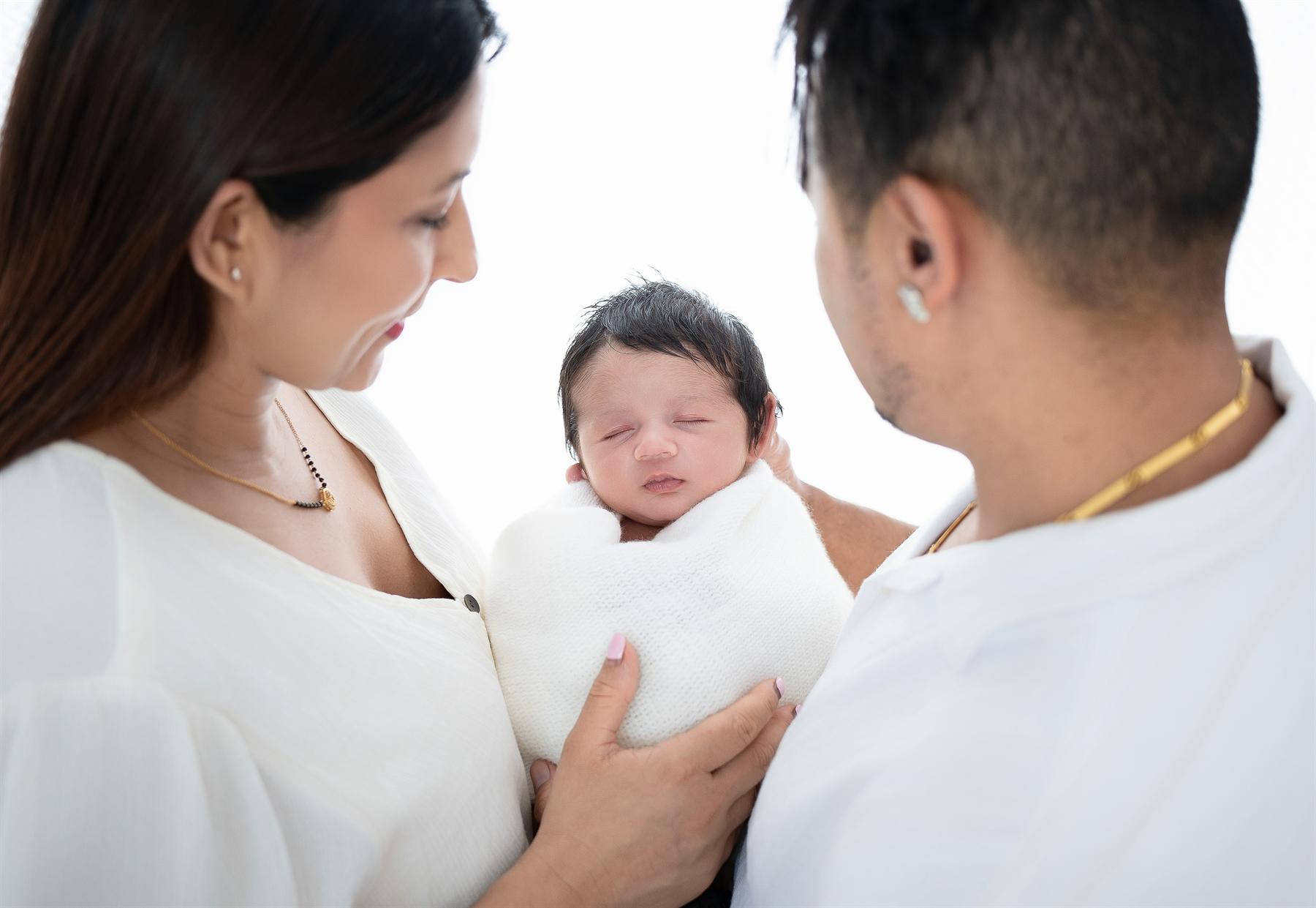 Newborn photography portrait by Eraya Studios